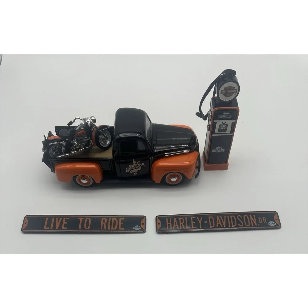 HARLEY-DAVIDSON MAISTO 1948 FORD F1 PICKUP W/ MOTORCYCLE GAS PUMP & SIGN LOT